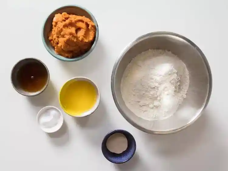 Kürbisbrot Zutaten – Mehl, Trockenhefe, Kürbismus, Butter und Ahornsirup für bestes Kürbisbrot Rezept