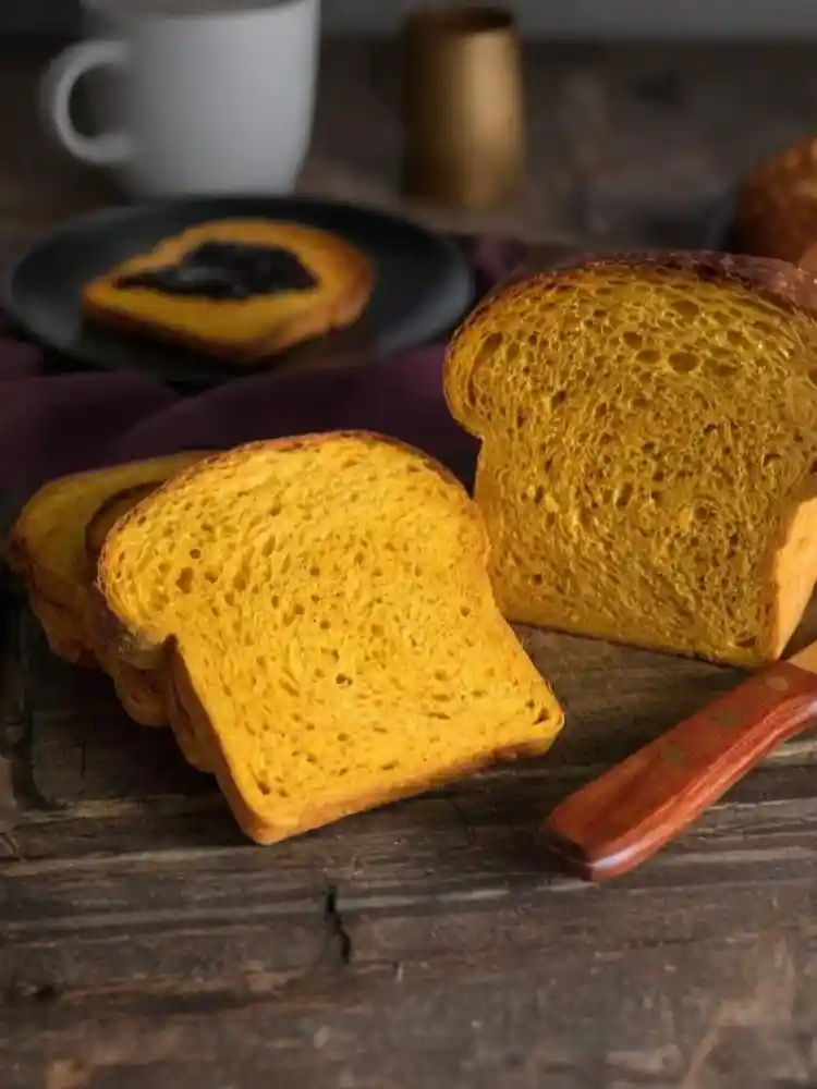 Kürbisbrot mit Trockenhefe in Scheiben geschnitten