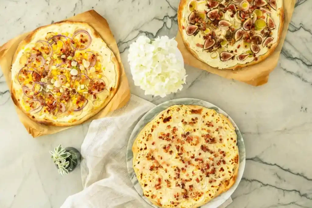 Drei verschiedene Flammkuchen Rezepte mit klassischem, sommerlichem und süßem Belag