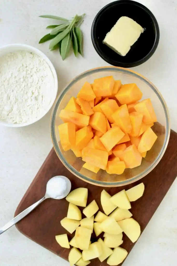 Zutaten für Kürbis Gnocchi – Kürbis, Kartoffeln, Mehl, Butter, Salbei und Salz für das italienische Kürbis Gnocchi Rezept