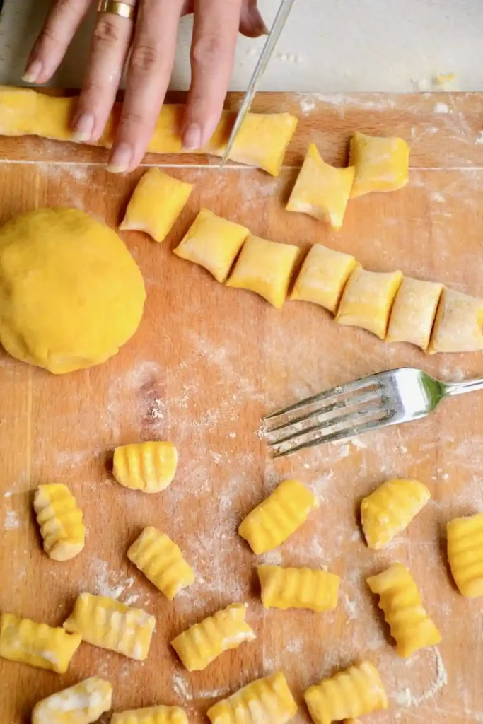 Kürbis Gnocchi selber machen – Teig formen und schneiden für das Kürbis Gnocchi Rezept