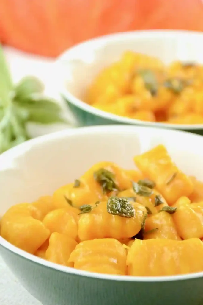 Kürbis Gnocchi mit Salbeibutter in einer Schüssel serviert