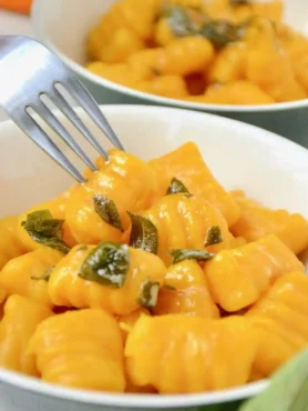 Kürbis Gnocchi mit Salbeibutter – hausgemachtes Kürbis Gnocchi Rezept
