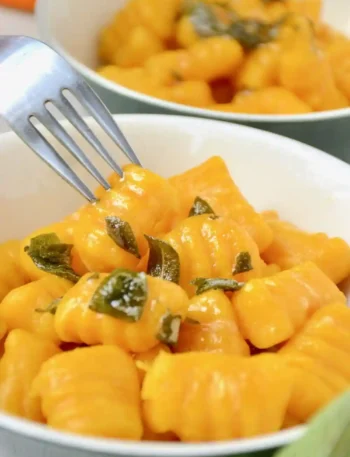 Kürbis Gnocchi mit Salbeibutter – hausgemachtes Kürbis Gnocchi Rezept