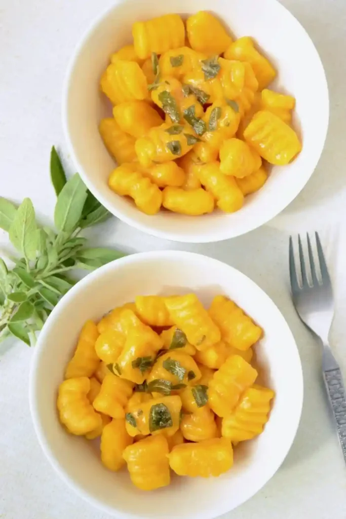 Zwei Schüsseln Kürbis Gnocchi mit Salbeibutter serviert