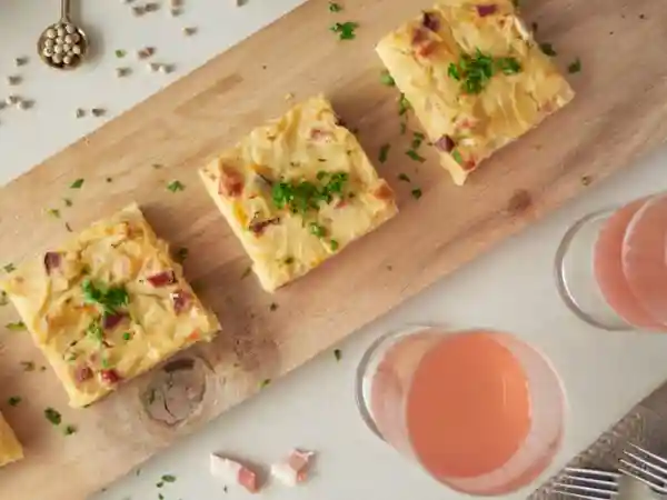 Zwiebelkuchen vom Blech mit Hefeteig und Speck – serviert mit Federweißer