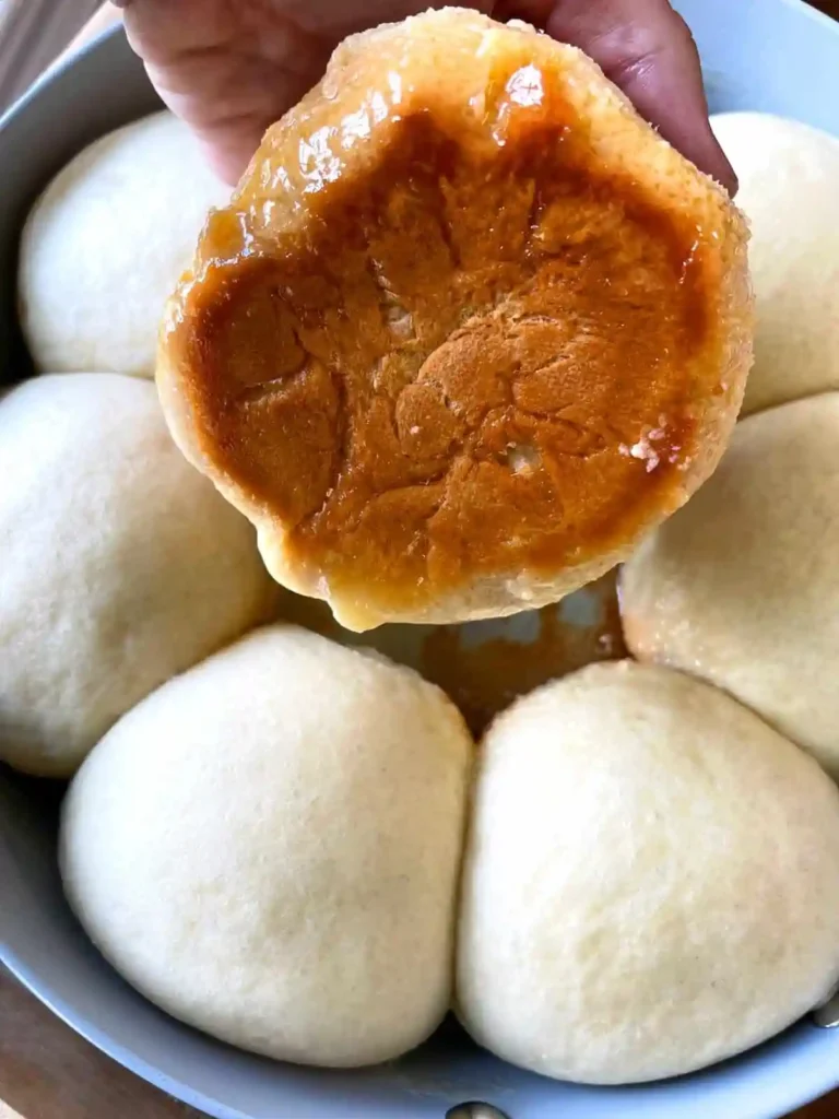 Dampfnudeln mit goldbrauner Kruste frisch aus der Pfanne