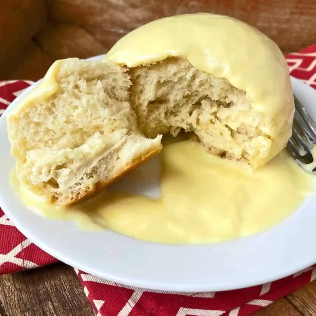 Omas Dampfnudeln mit Vanillesoße aufgeschnitten – fluffig und cremig