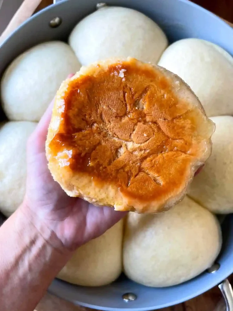 Goldbraune Dampfnudel mit karamellisierter Kruste aus der Pfanne