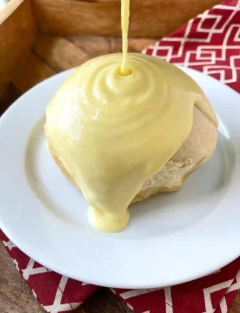 Omas Dampfnudeln mit Vanillesoße – fluffige Hefeklöße mit cremiger Soße