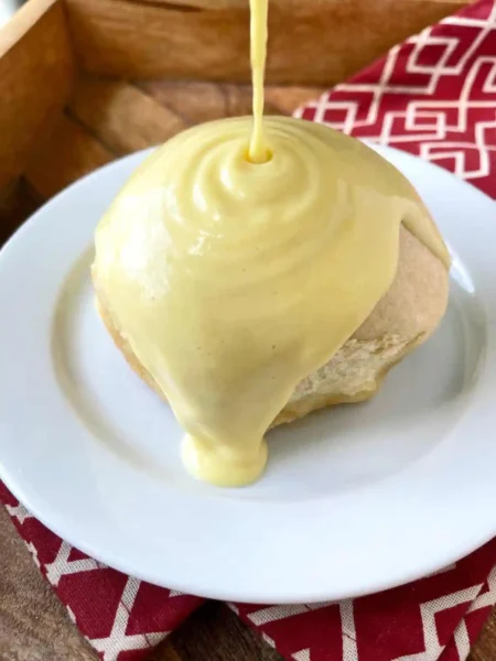 Omas Dampfnudeln mit Vanillesoße – fluffige Hefeklöße mit cremiger Soße