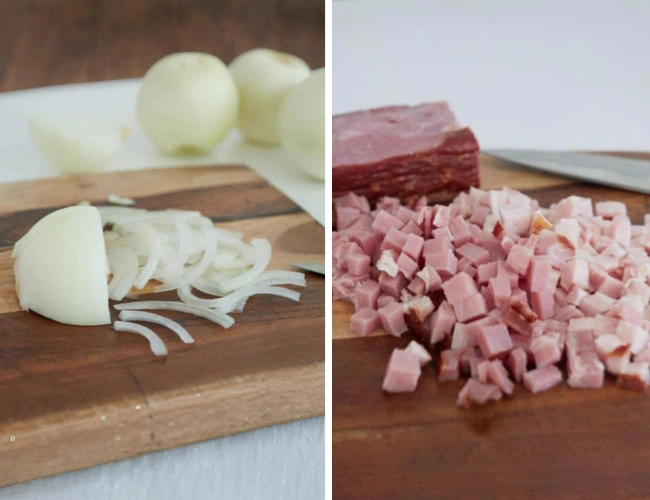 Geschnittene Zwiebeln und gewürfelter Speck für Zwiebelkuchen vom Blech mit Hefeteig