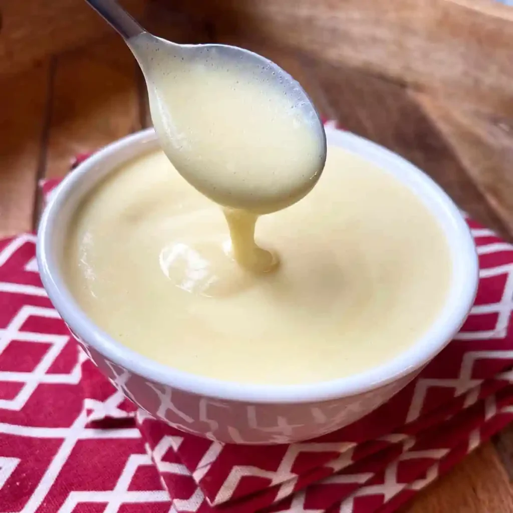 Cremige selbstgemachte Vanillesoße mit echter Vanille