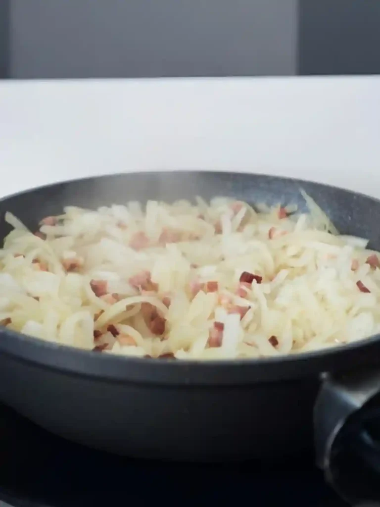 Zwiebeln und Speck anbraten für Zwiebelkuchen vom Blech mit Hefeteig