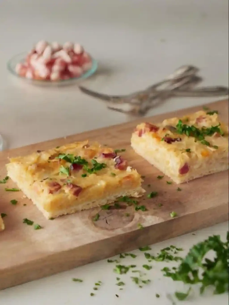 Zwiebelkuchen vom Blech mit Hefeteig und Speck – frisch gebacken und servierfertig