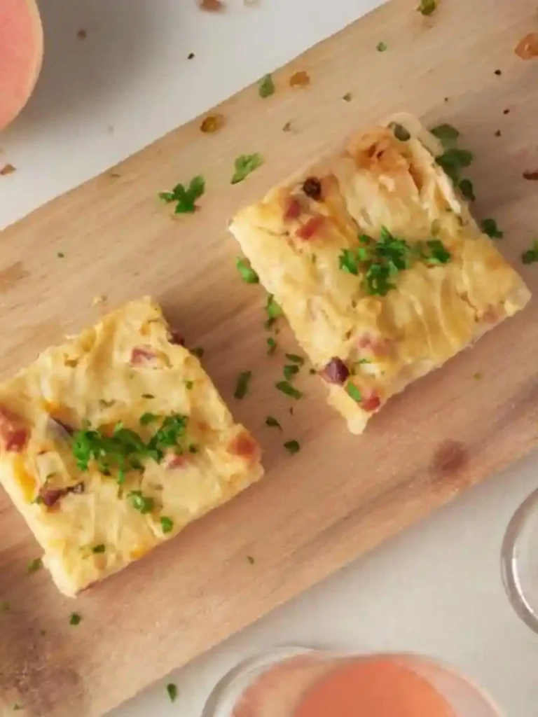 Zwiebelkuchen vom Blech – herzhafter Zwiebelkuchen mit Hefeteig, Speck und Zwiebel-Schmand-Belag