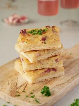 Zwiebelkuchen vom Blech mit Hefeteig und Speck – traditionelles deutsches Zwiebelkuchen Original Rezept