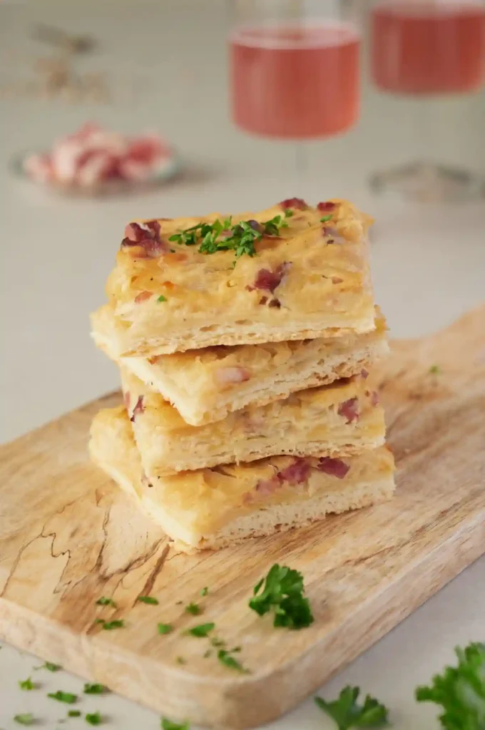 Zwiebelkuchen vom Blech mit Hefeteig und Speck – traditionelles deutsches Zwiebelkuchen Original Rezept
