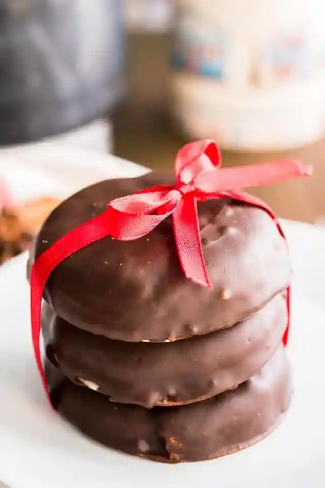Saftig Lebkuchen Rezept mit Schokolade – Elisenlebkuchen mit roter Schleife