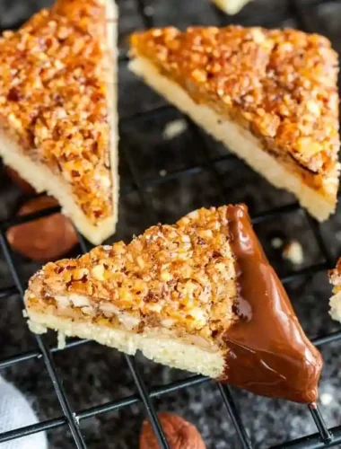 Nussecken mit Aprikosenmarmelade und Schokolade wie von Oma – saftige Haselnussdreiecke mit karamellisiertem Nussbelag auf Mürbeteig