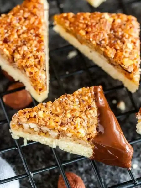 Nussecken mit Aprikosenmarmelade und Schokolade wie von Oma – saftige Haselnussdreiecke mit karamellisiertem Nussbelag auf Mürbeteig