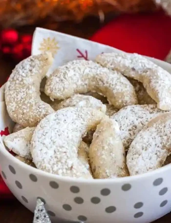Vanillekipferl in einer Schale – Uromas Vanillekipferl Rezept mit zartem, einfach Vanille Kipferl Teig, bestäubt mit Puderzucker.