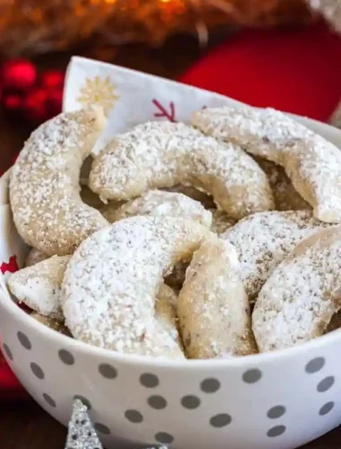 Vanillekipferl in einer Schale – Uromas Vanillekipferl Rezept mit zartem, einfach Vanille Kipferl Teig, bestäubt mit Puderzucker.