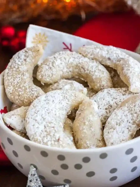 Vanillekipferl in einer Schale – Uromas Vanillekipferl Rezept mit zartem, einfach Vanille Kipferl Teig, bestäubt mit Puderzucker.