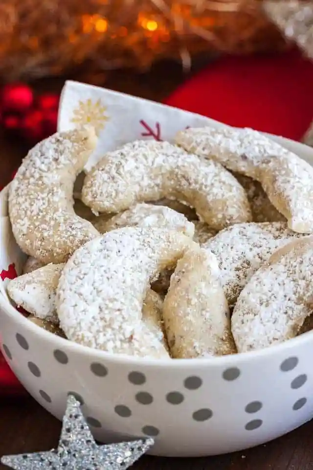 Vanillekipferl in einer Schale – Uromas Vanillekipferl Rezept mit zartem, einfach Vanille Kipferl Teig, bestäubt mit Puderzucker.