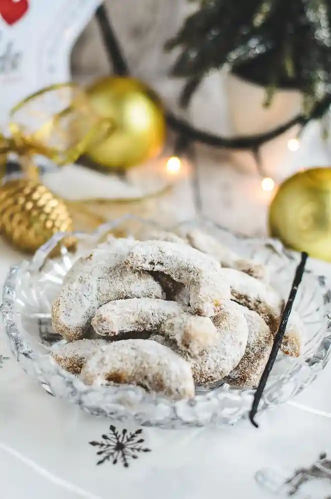 Vanillekipferl im Glas serviert – zarte Kipferl aus Omas Vanillekipferl Rezept mit einfachem Vanillekipferl Teig, bestäubt mit Puderzucker.