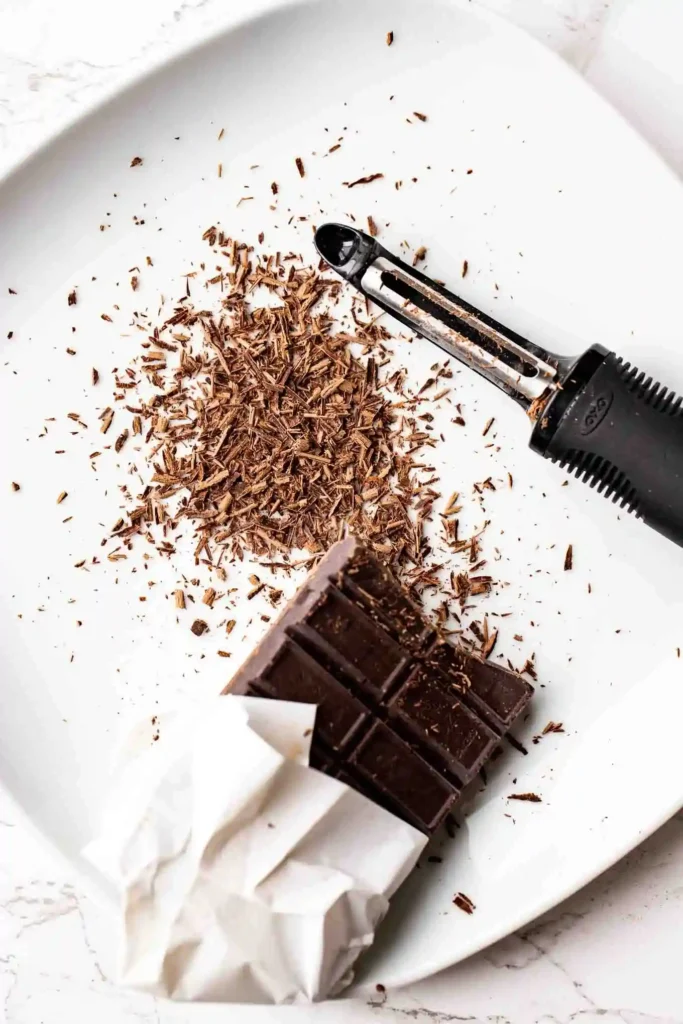 Original Schwarzwälder Kirschtorte Rezept mit Schlagsahne – Schokolade hobeln für klassische Dekoration