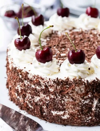 Original Schwarzwälder Kirschtorte Rezept mit Schlagsahne, Kirschen und Schokoladenraspeln nach traditionellem Rezept