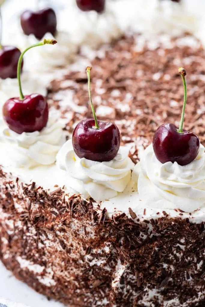 Original Schwarzwälder Kirschtorte Rezept mit Schlagsahne – klassische Deko mit Kirschen und Schokoladenraspeln