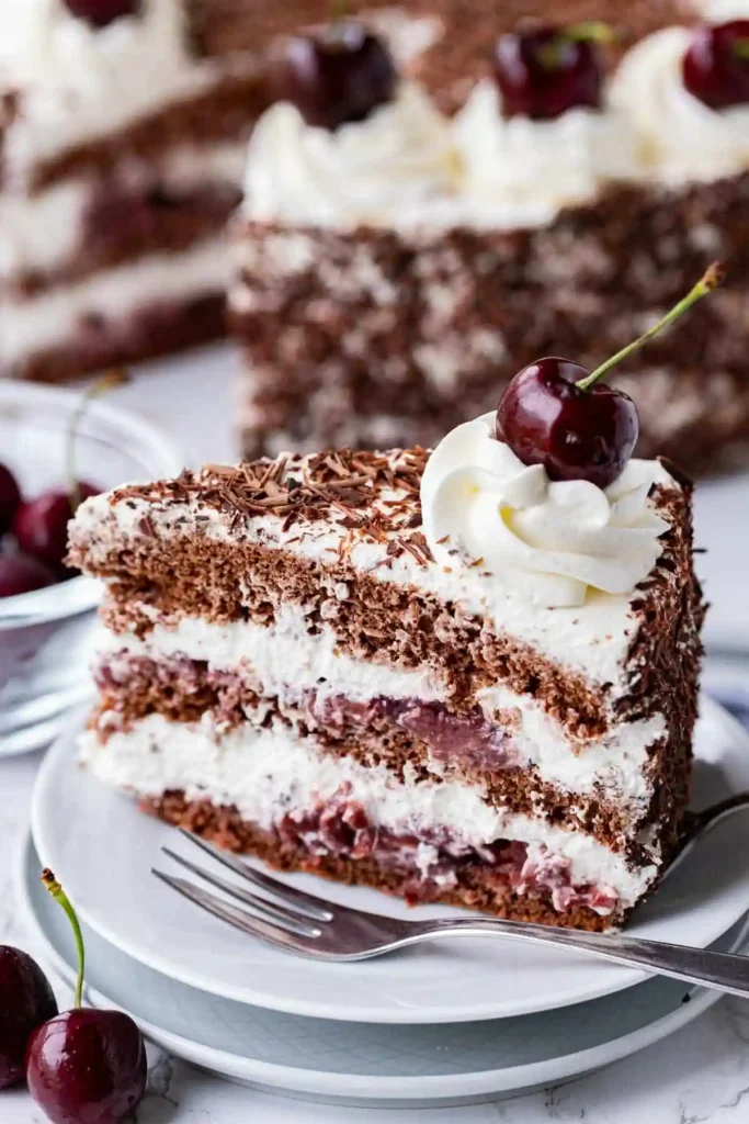 Original Schwarzwälder Kirschtorte Rezept mit Schlagsahne, Schokoladenbiskuit und Kirschfüllung als klassisches Tortenstück