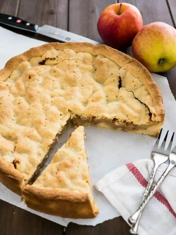 Omas gedeckter Apfelkuchen Rezept mit Vanille-Mürbeteig Decke – traditioneller Apfelkuchen mit goldbrauner Decke und saftiger Apfelfüllung.