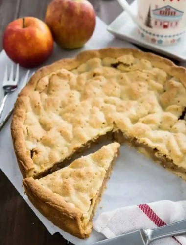 Omas gedeckter Apfelkuchen Rezept mit Vanille-Mürbeteig Decke – saftiger Apfelkuchen mit Decke und klassischer Apfelfüllung.