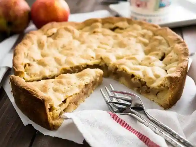 Omas gedeckter Apfelkuchen Rezept mit Vanille-Mürbeteig Decke – saftiger Apfelkuchen mit goldbrauner Decke und fruchtiger Apfelfüllung.