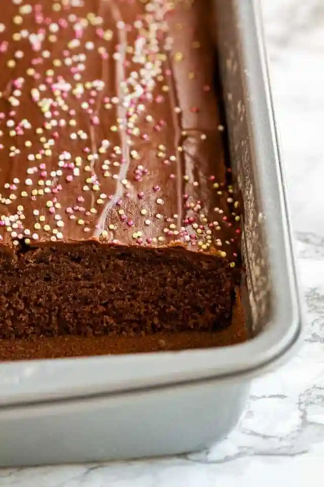 Gewürzkuchen Rezept vom Blech mit Schokolade wie bei Oma – saftiger Anschnitt mit Schokoglasur