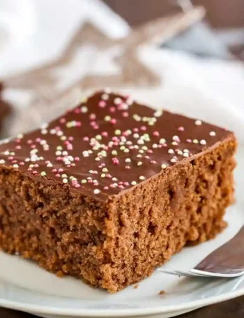 Gewürzkuchen Rezept vom Blech mit Schokolade – saftiger Schoko Gewürzkuchen wie bei Oma