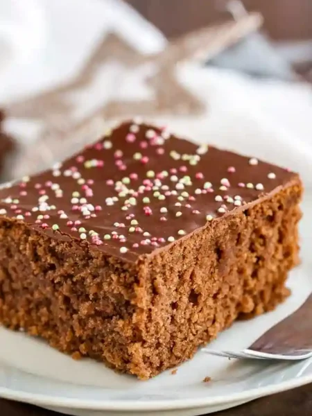 Gewürzkuchen Rezept vom Blech mit Schokolade – saftiger Schoko Gewürzkuchen wie bei Oma