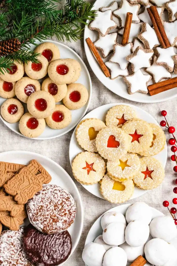 Weihnachtsplätzchen mit Zimtsterne Rezept – bunte Mischung deutscher Weihnachtskekse auf Tellern