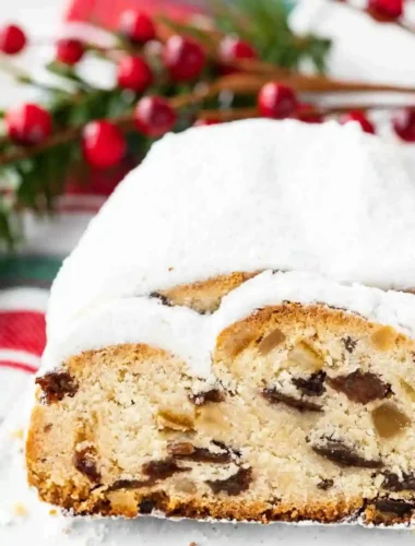 Aufgeschnittener Dresdner Stollen mit Marzipan und Puderzucker – Omas Christstollen Rezept mit Rumrosinen, Zitronat und Orangeat.
