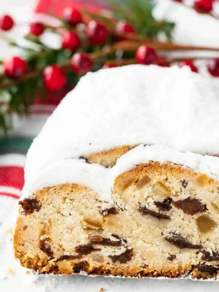 Aufgeschnittener Dresdner Stollen mit Marzipan und Puderzucker – Omas Christstollen Rezept mit Rumrosinen, Zitronat und Orangeat.