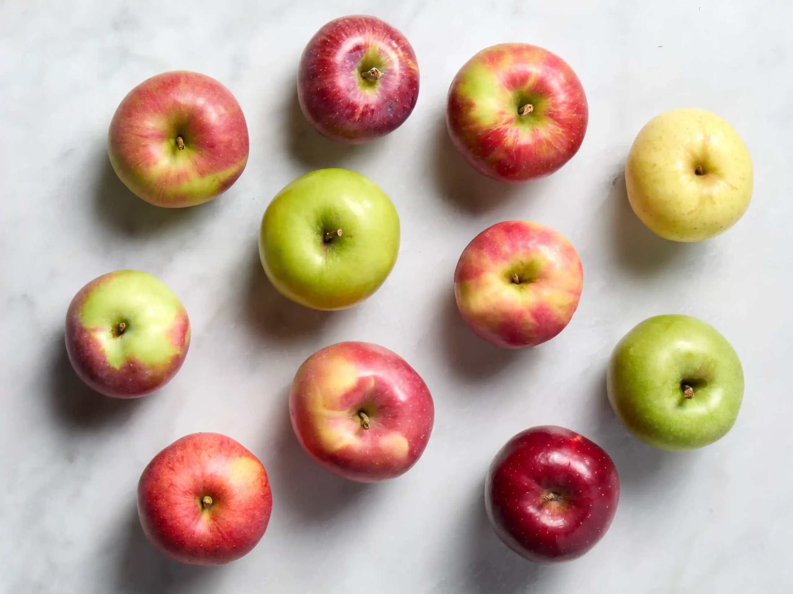 Äpfel für Omas gedeckter Apfelkuchen Rezept mit Vanille-Mürbeteig Decke – verschiedene Apfelsorten ideal zum Backen.