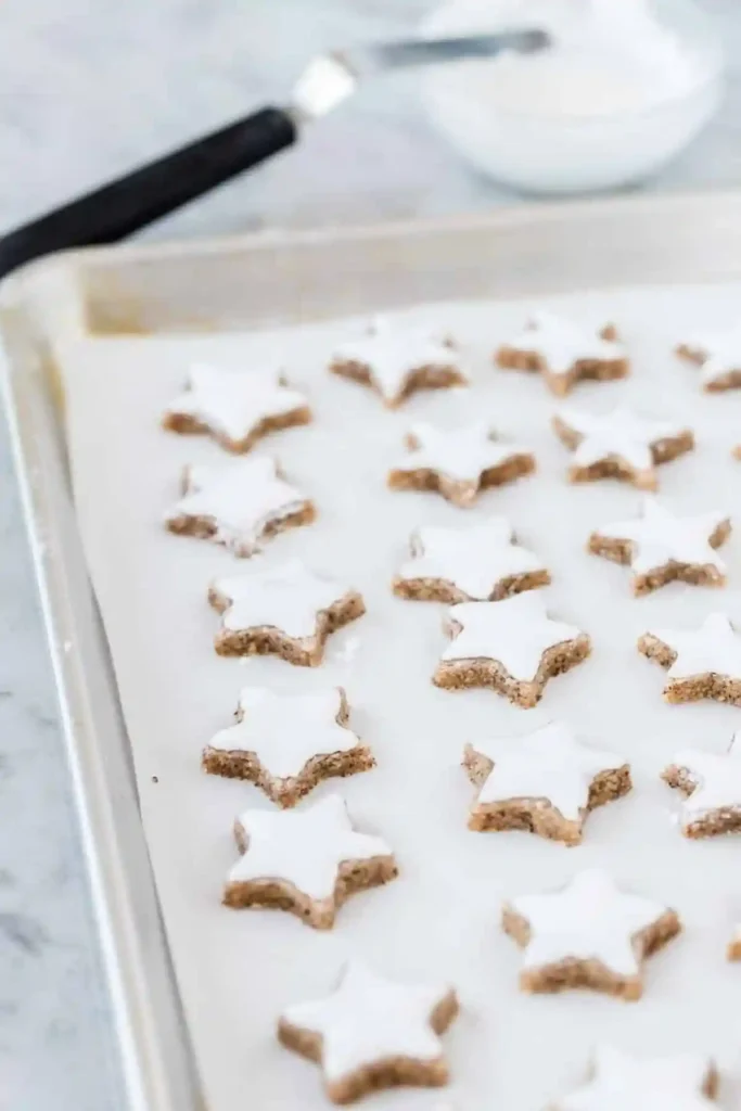 Zimtsterne Rezept mit Glasur – ausgestochene Zimtsterne vor dem Backen auf Backblech
