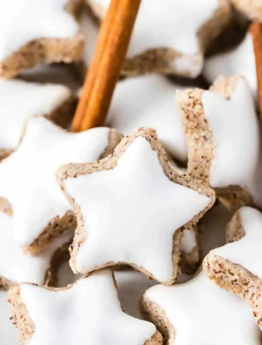 Zimtsterne Rezept mit Glasur – saftige Zimtsterne ohne Alkohol in Sternform mit weißer Glasur