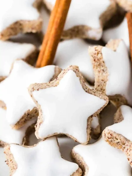 Zimtsterne Rezept mit Glasur – saftige Zimtsterne ohne Alkohol in Sternform mit weißer Glasur