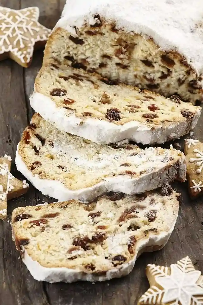 Aufgeschnittener Dresdner Stollen mit Rosinen und Puderzucker – traditionelles Christstollen Rezept nach Omas Art.