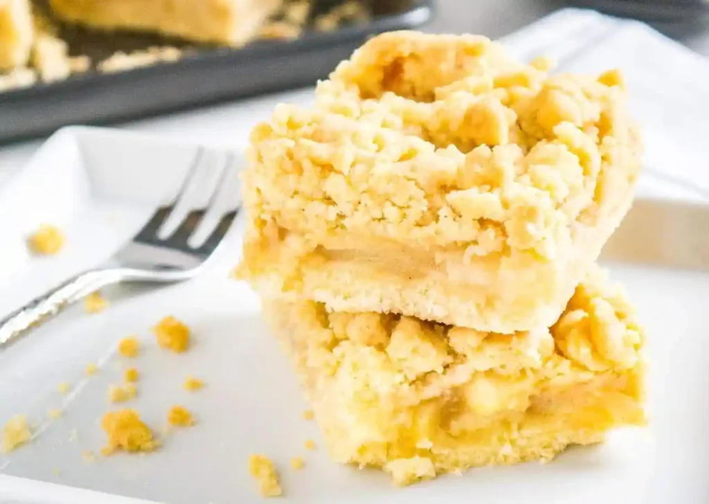 Apfelkuchen mit Streusel vom Blech in saftigen Stücken serviert mit knuspriger Streuselschicht