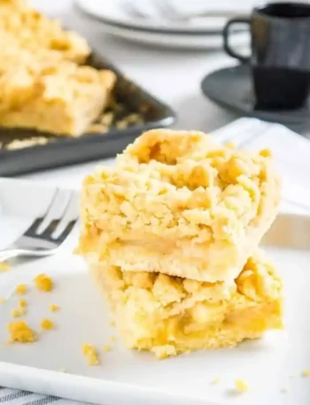 Apfelkuchen mit Streusel vom Blech – saftiger Rührteig mit knusprigen Streuseln, aufgeschnitten und serviert